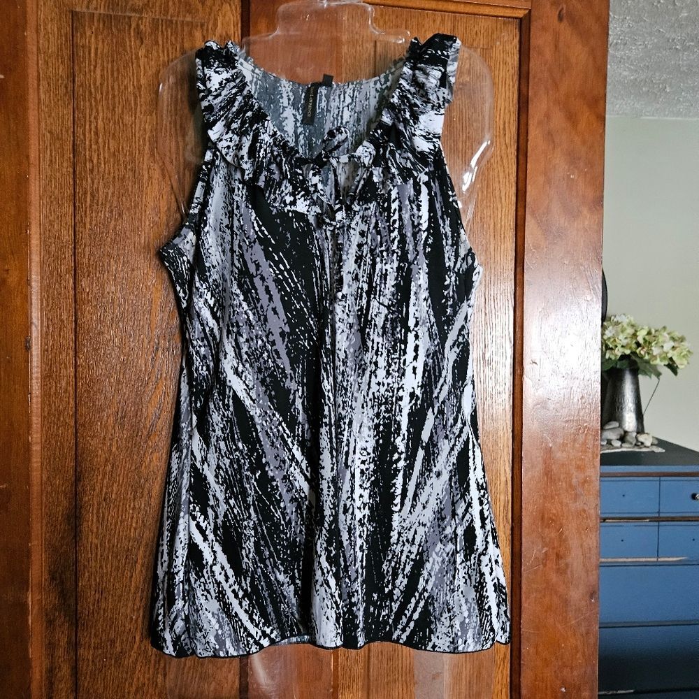 Susan Lawrence Women's Medium Black‎ White Ruffled Blouse – Keyhole Neck